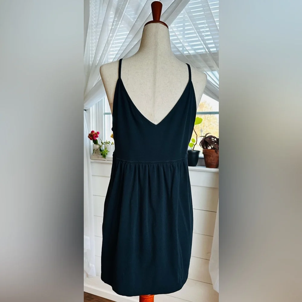 Express black v-neck empire-waist tank top. Size: Large
